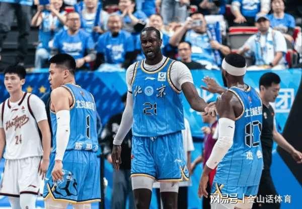 8868体育平台-残阵击败稠州！首钢3名伤员，到场为队友加油，唯独不见一人身影