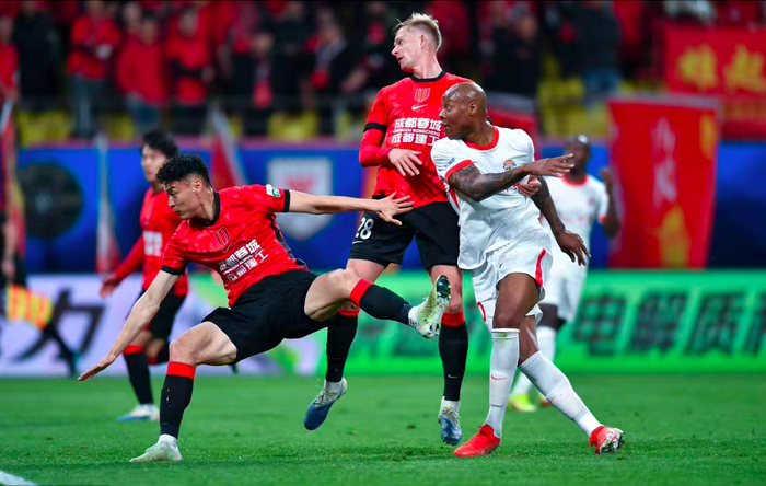 8868 SPORTS-1-0！中场核心角球破门一剑封喉 上赛季第3两连胜领跑中超|罗慕洛|成都|牟鹏飞|韦世豪|杨明洋_新浪体育_新浪新闻